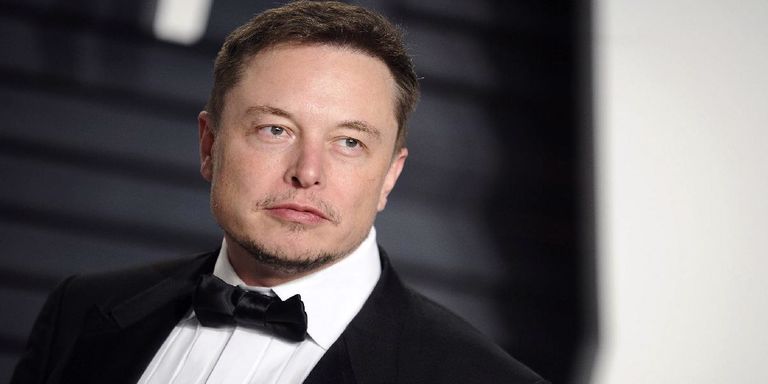 Elon Musk Akıllı Telefon Pazarına Göz Kırptı