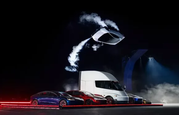 Tesla Uçan Roadster’ını Tanıttı