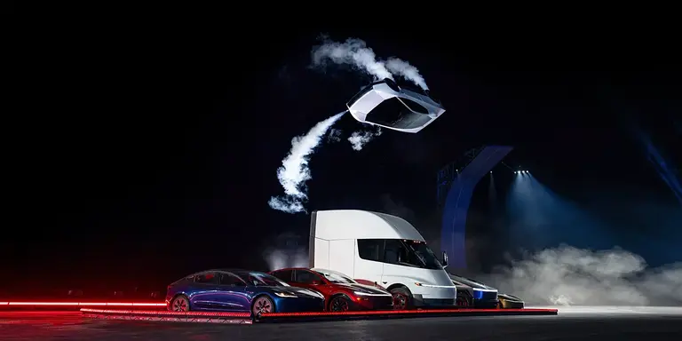 Tesla Uçan Roadster’ını Tanıttı